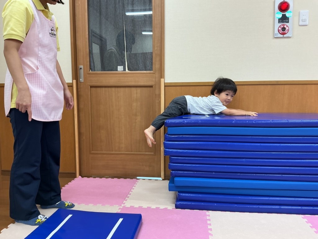 10月運動プログラムの様子(いるかA・12段マットの上り下り)