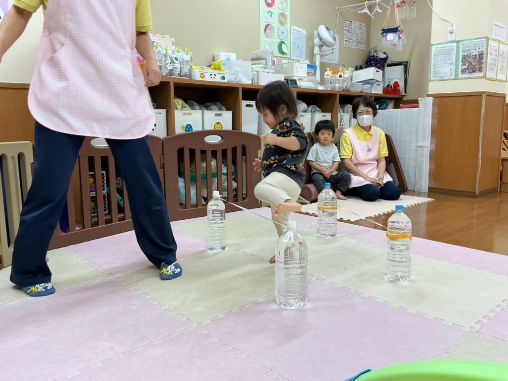 10月運動プログラムの様子(いるかA・ゴム跨ぎ)