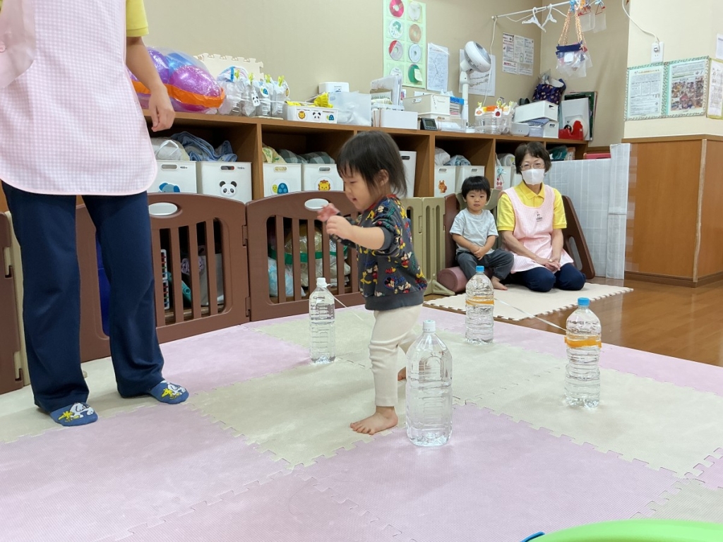 10月運動プログラムの様子(いるかA・ゴム跨ぎ)