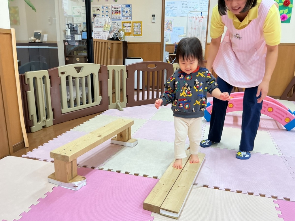 10月運動プログラムの様子(いるかA・平均台)