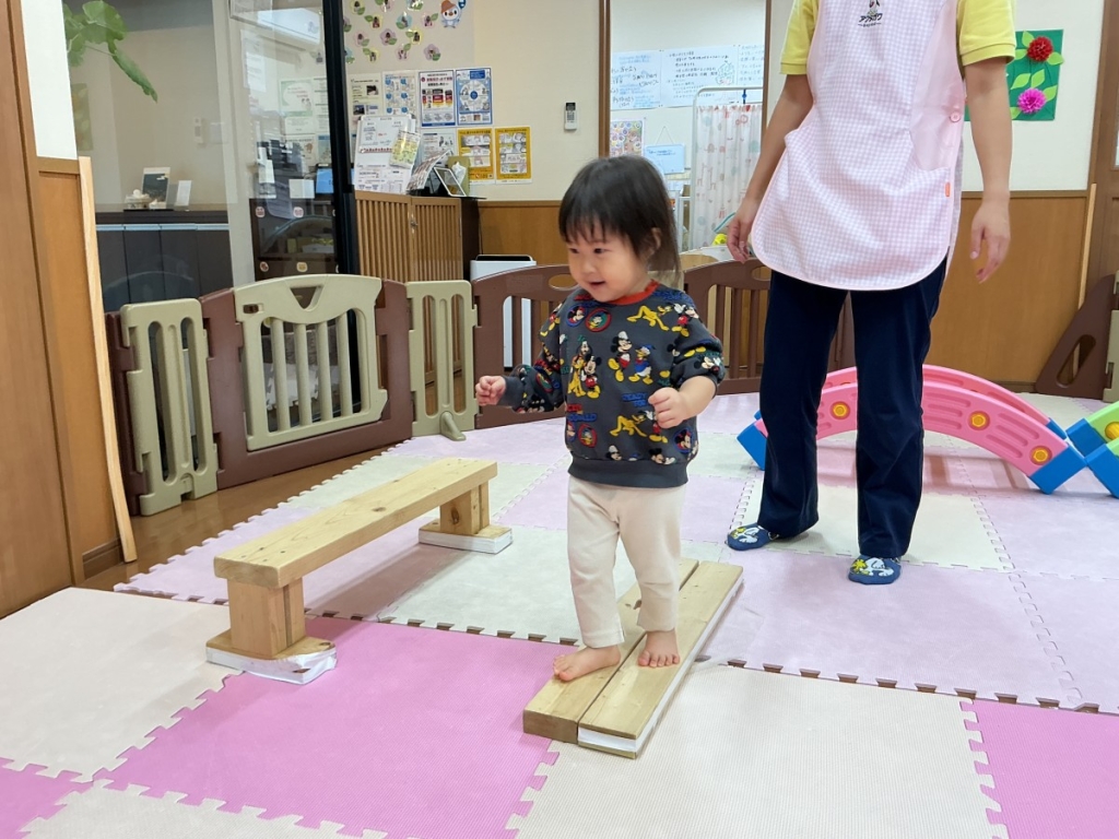 10月運動プログラムの様子(いるかA・平均台)