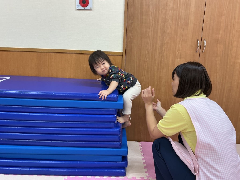 10月運動プログラムの様子(いるかA・12段マットの上り下り)