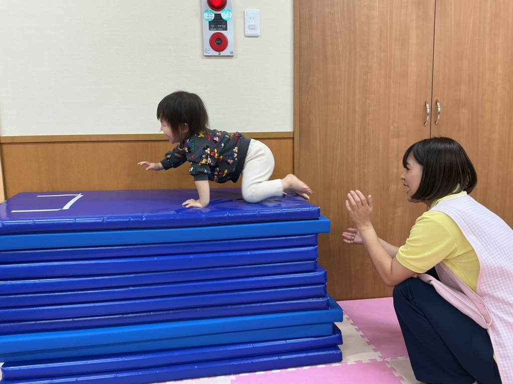 10月運動プログラムの様子(いるかA・12段マットの上り下り)