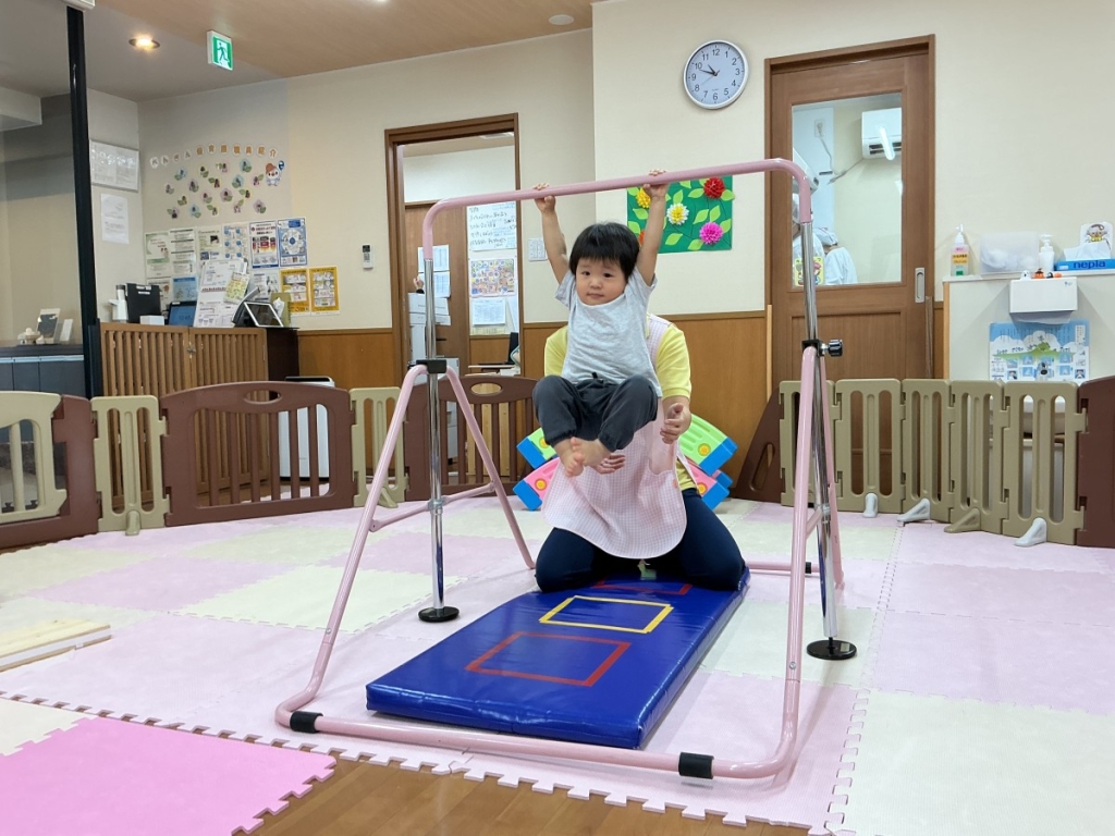 10月運動プログラムの様子(いるかA・鉄棒)