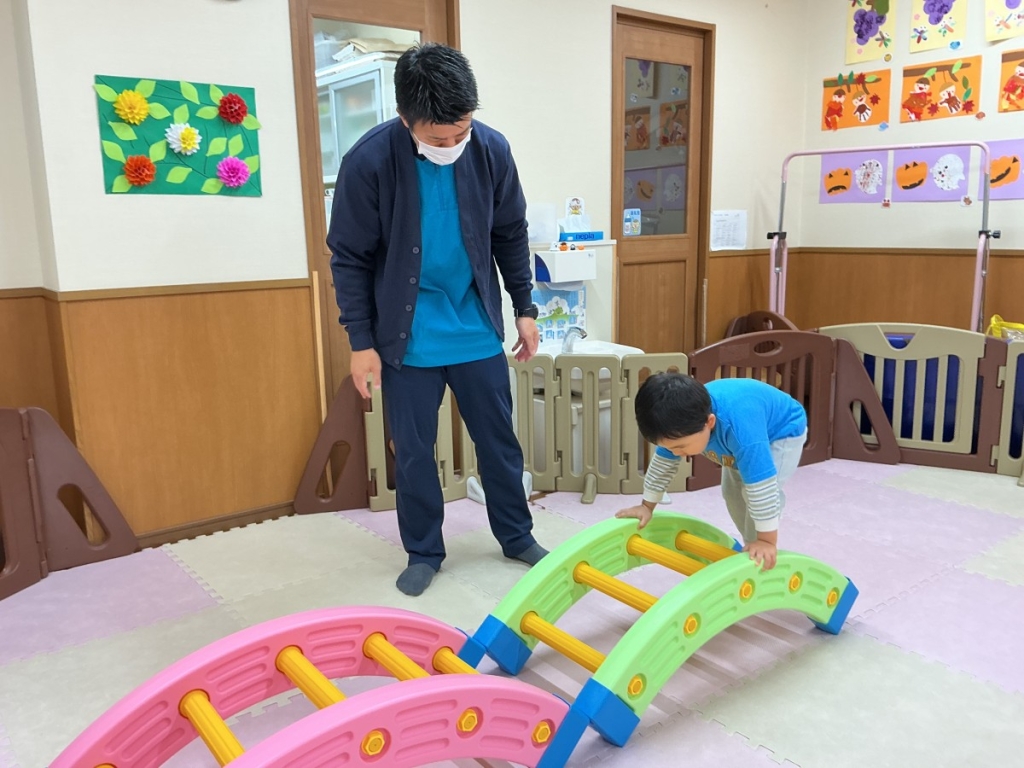10月運動プログラムの様子(くじら・橋渡り)