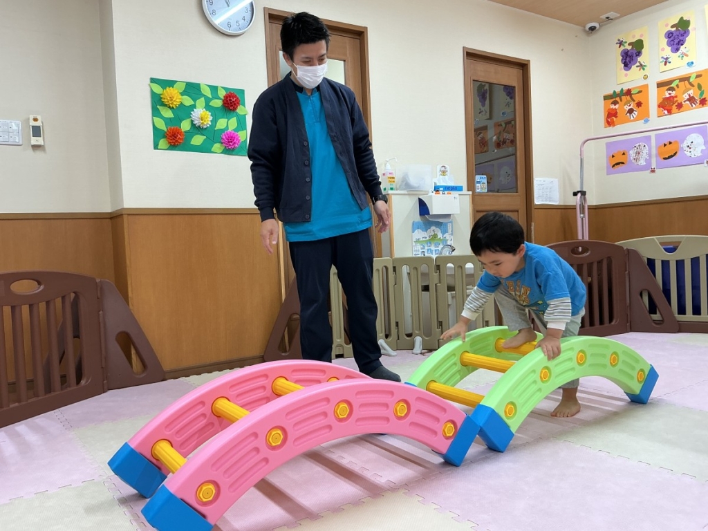 10月運動プログラムの様子(くじら・橋渡り)