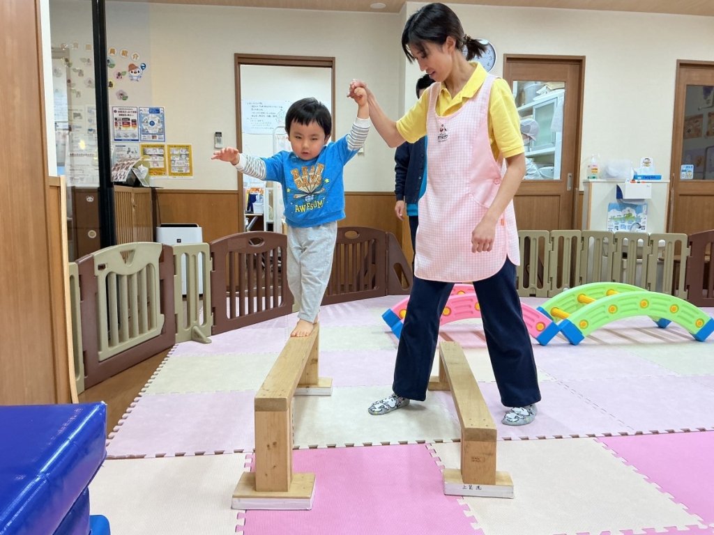 10月運動プログラムの様子(くじら・平均台)