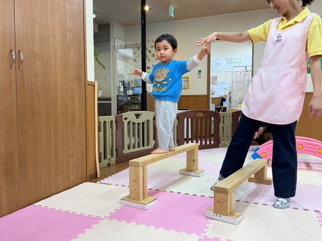 10月運動プログラムの様子(くじら・平均台)
