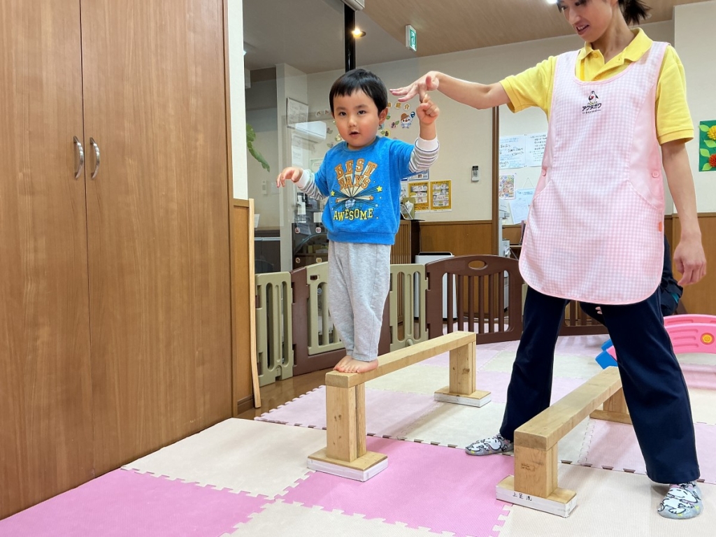 10月運動プログラムの様子(くじら・平均台)