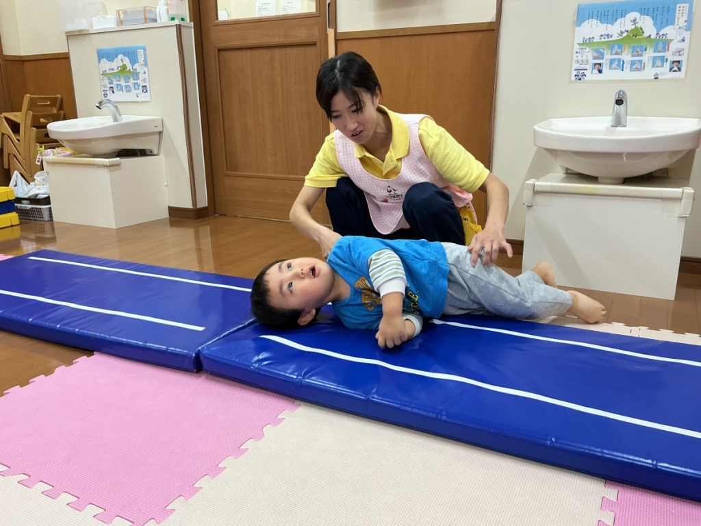 10月運動プログラムの様子(くじら・横転)