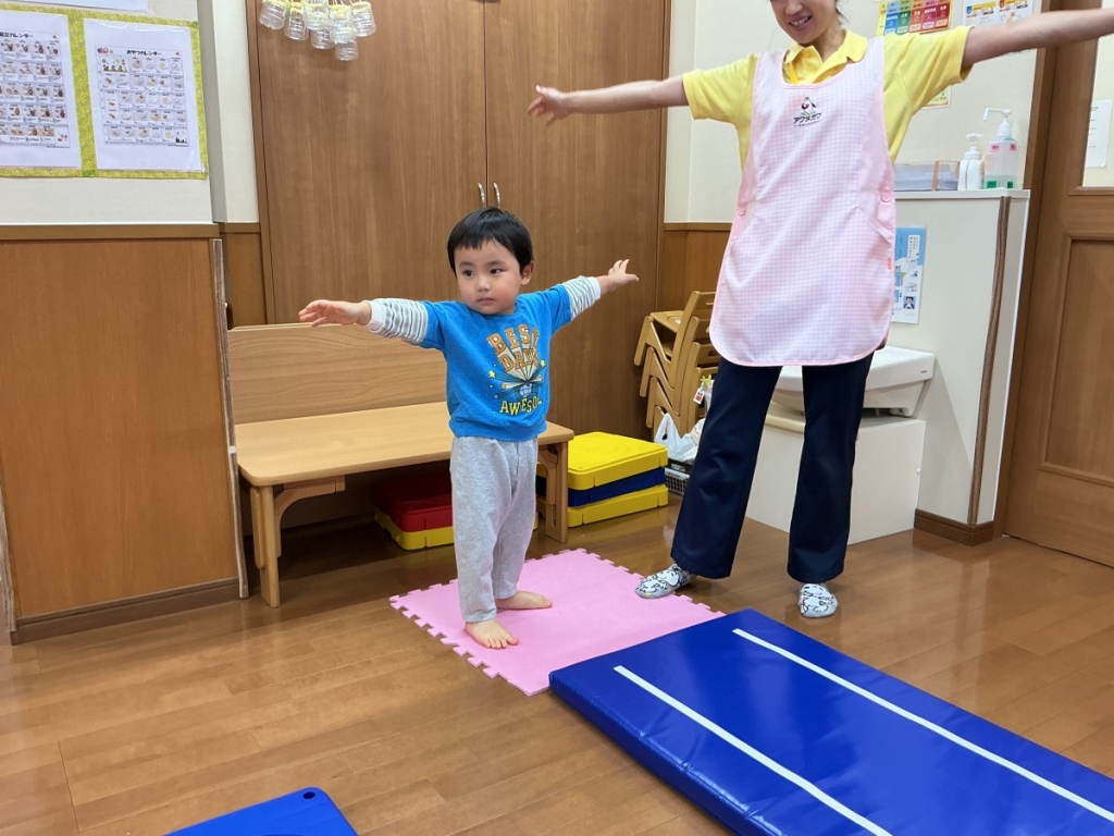 10月運動プログラムの様子(くじら・ポーズ)