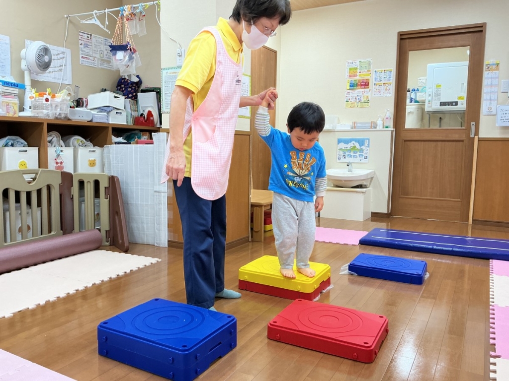 10月運動プログラムの様子(くじら・ブロック渡り)