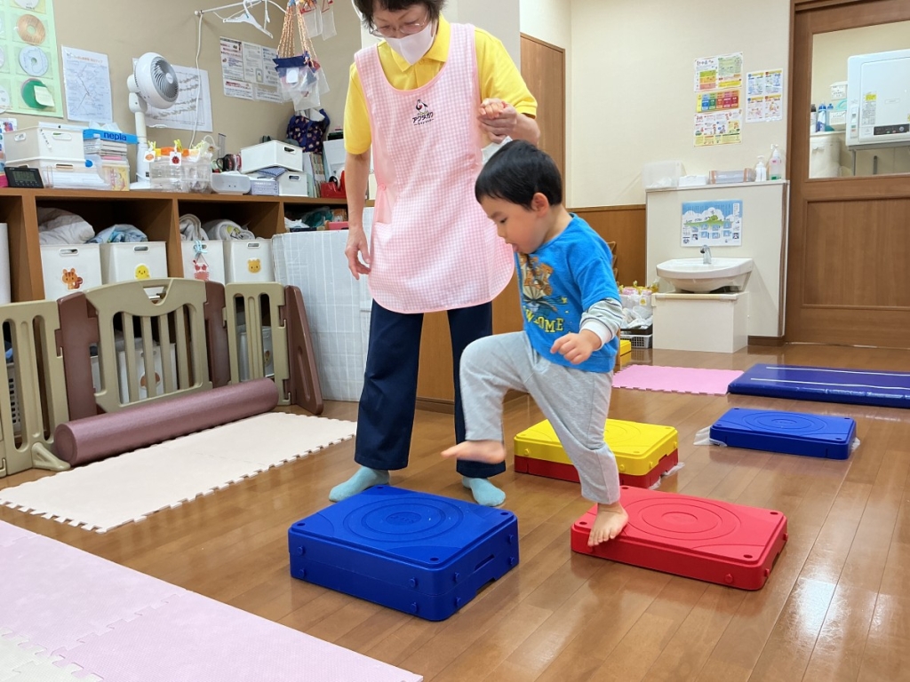 10月運動プログラムの様子(くじら・ブロック渡り)