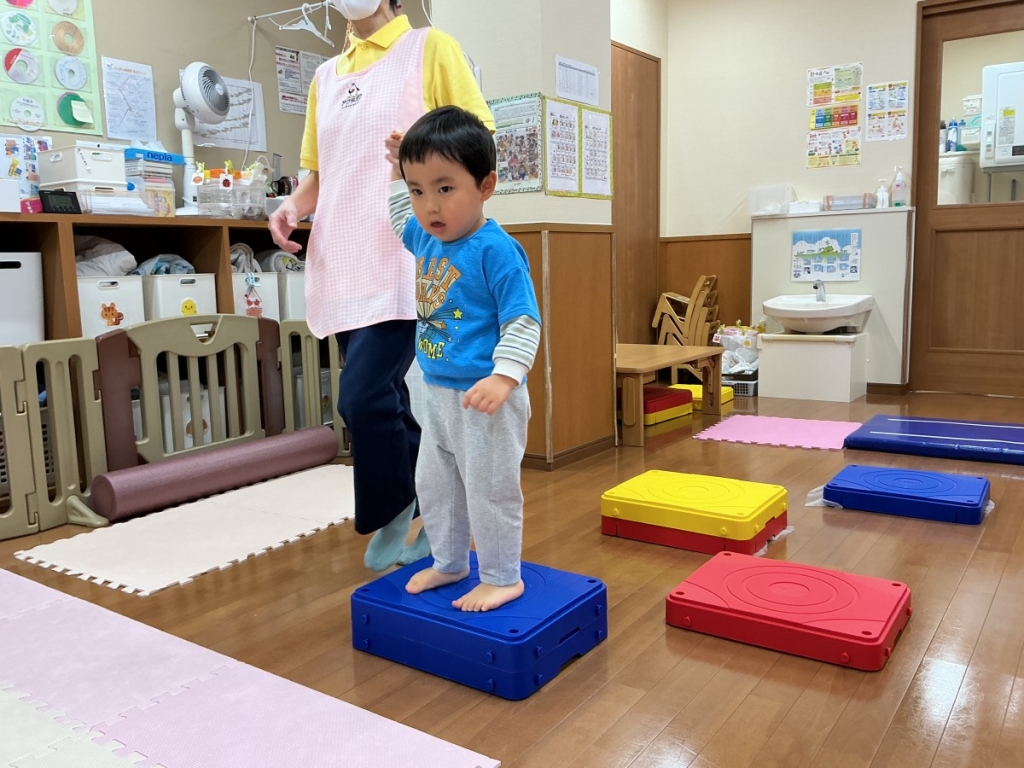 10月運動プログラムの様子(くじら・ブロック渡り)