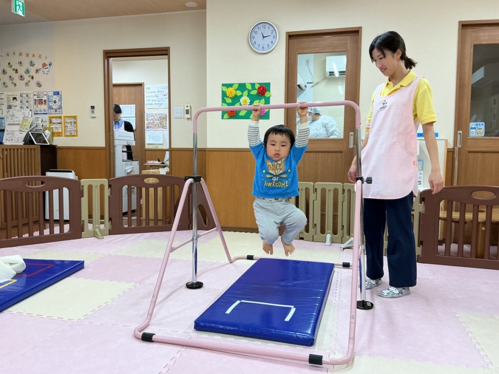 10月運動プログラムの様子(くじら・鉄棒)