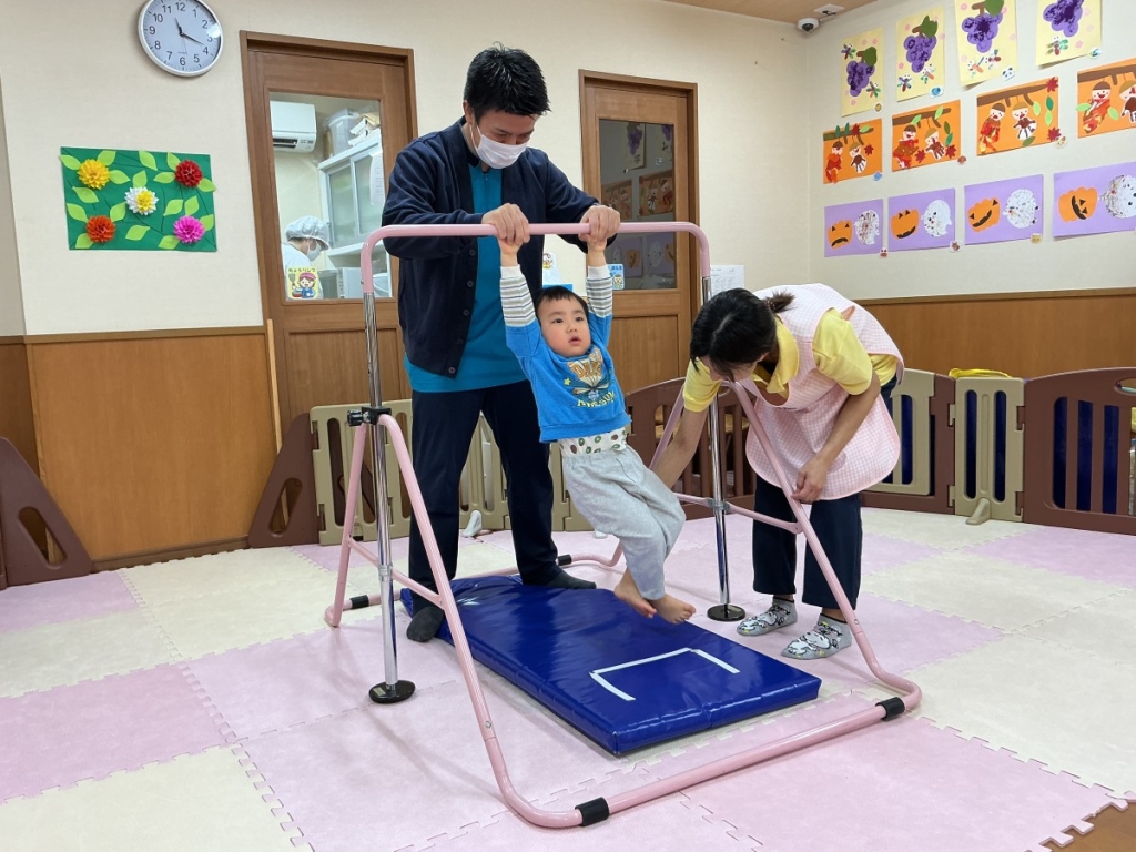 10月運動プログラムの様子(くじら・鉄棒)
