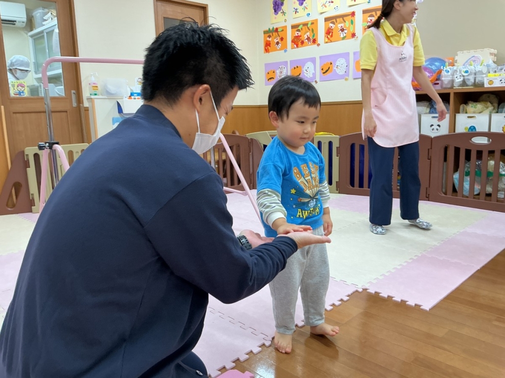 10月運動プログラムの様子(くじら・鉄棒)