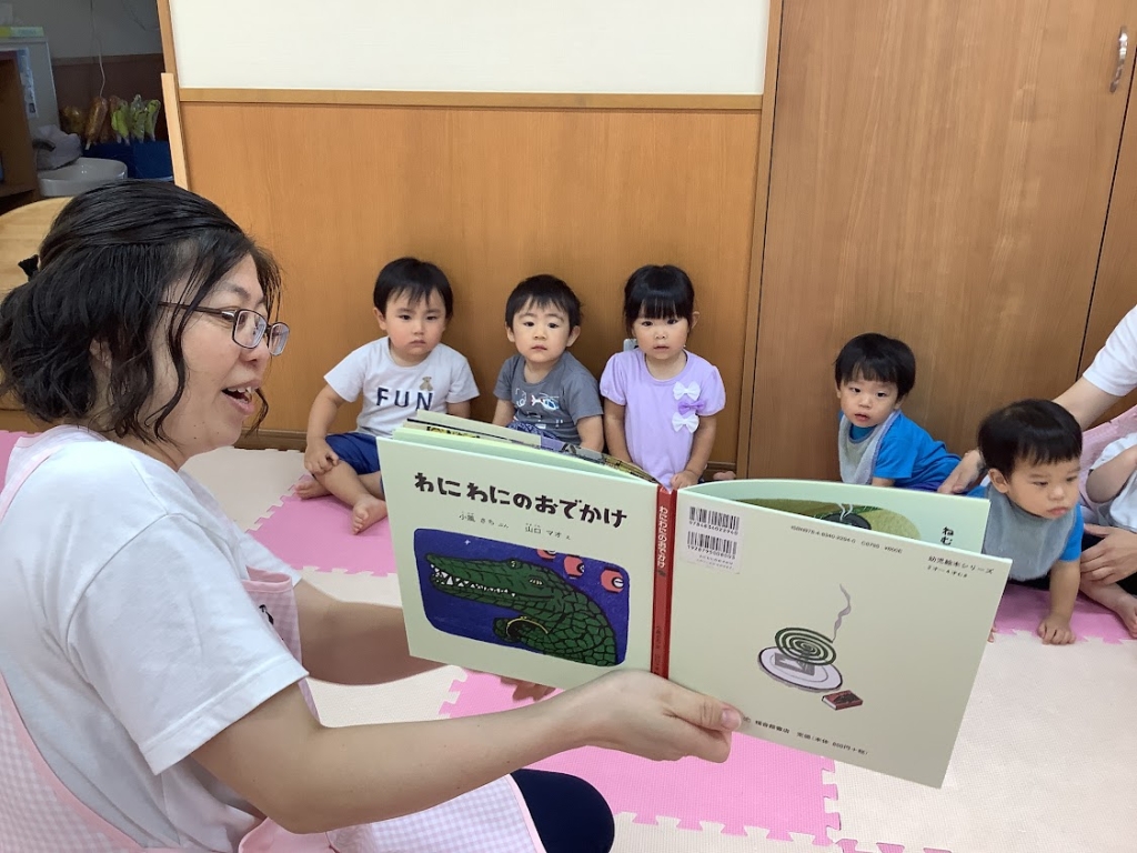 絵本読みあいの様子