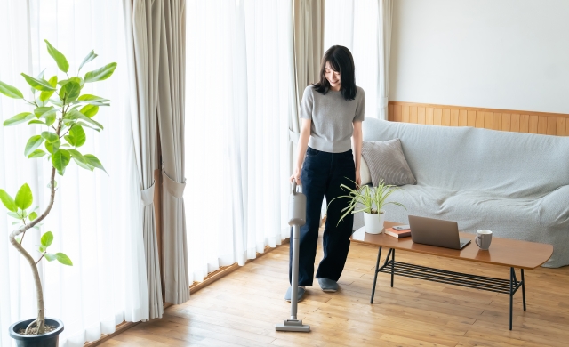 掃除をする女性