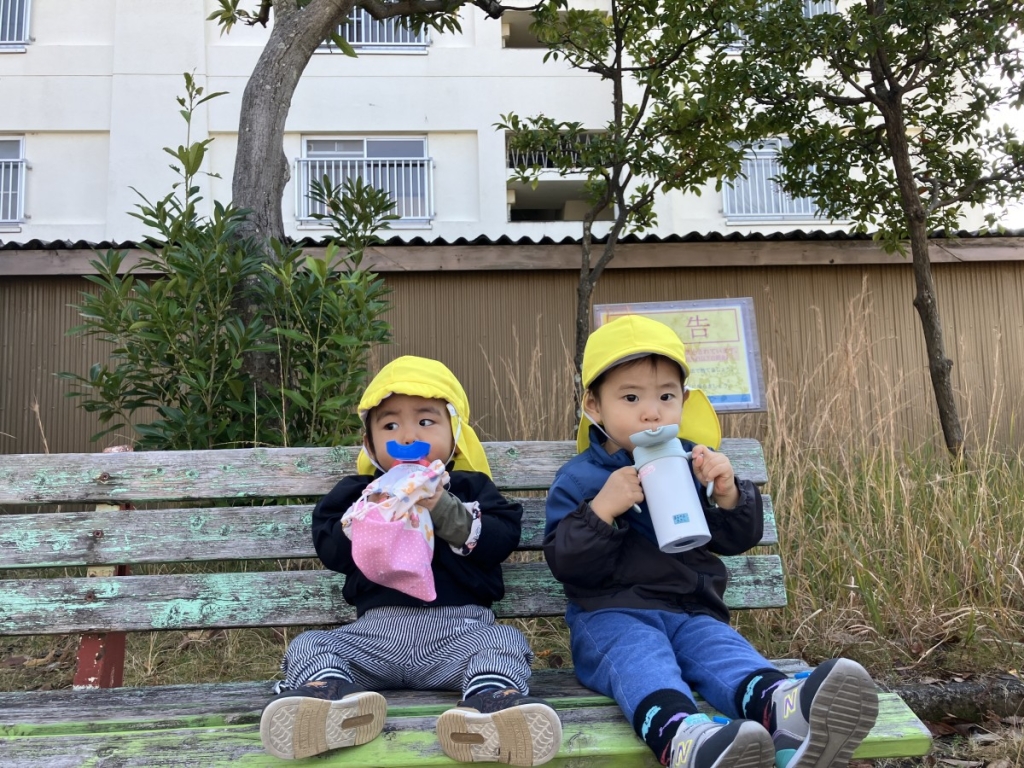 お茶を飲む1歳児