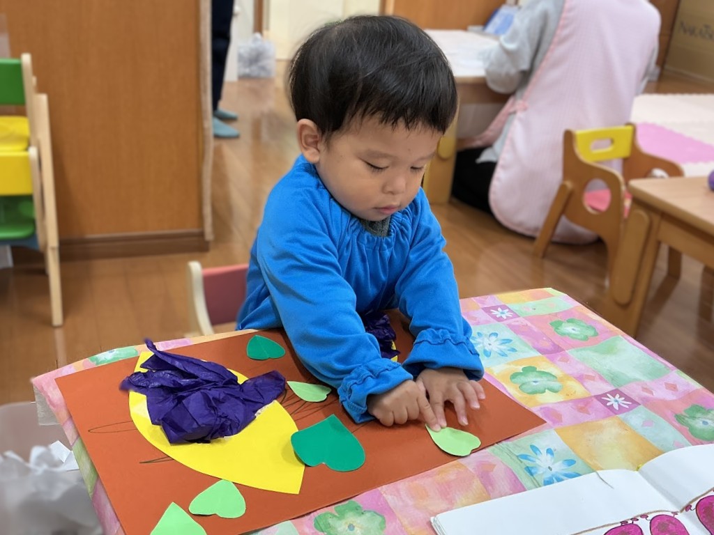 葉を貼り付ける様子