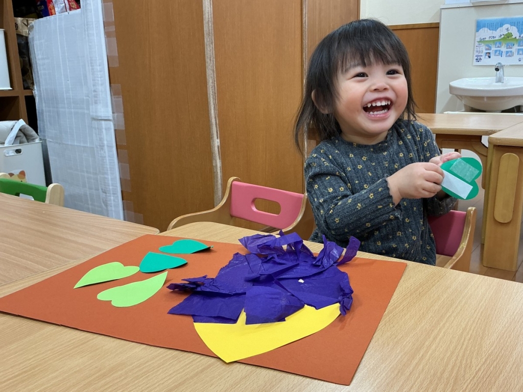 さつまいもの壁面製作の様子
