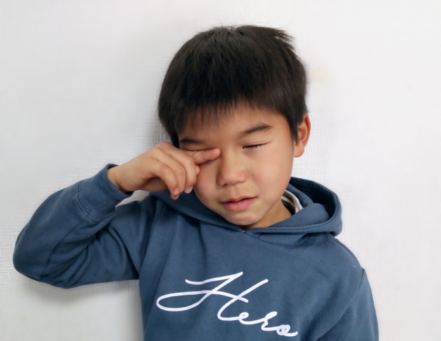 目をこするこども