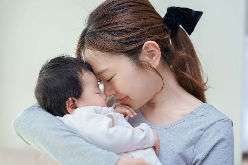 赤ちゃんを抱っこするお母さん