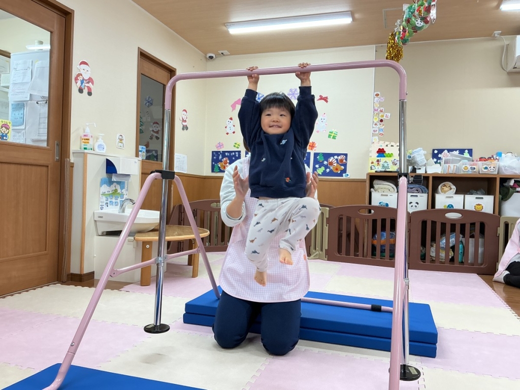 12月運動プログラム鉄棒の様子