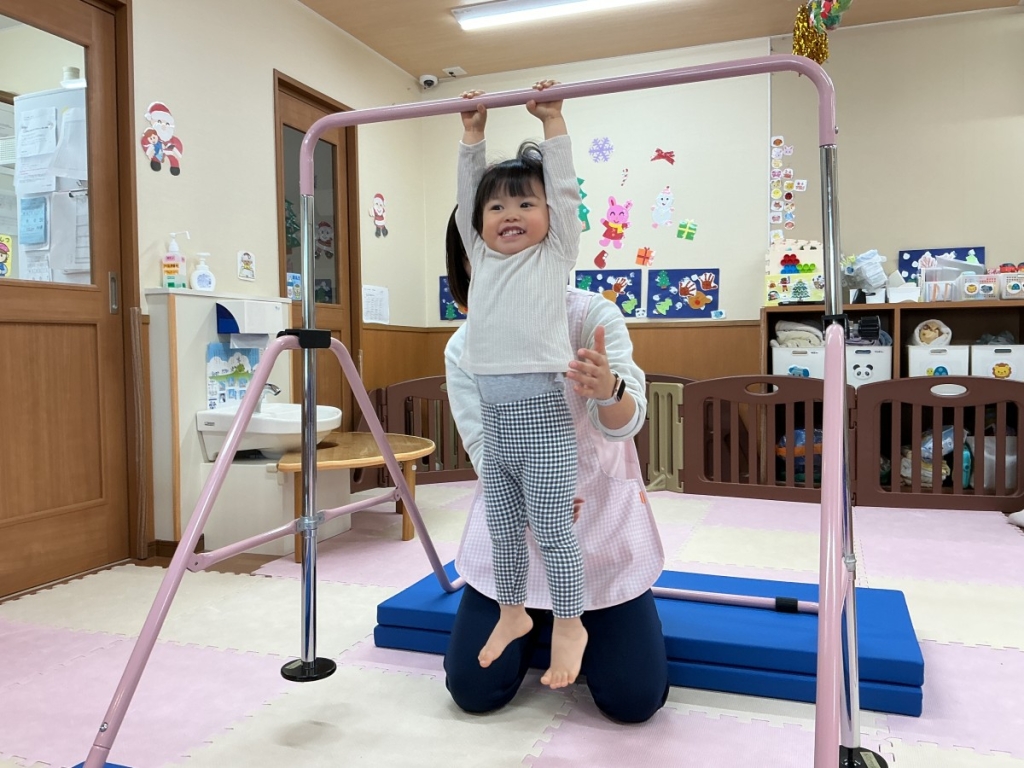 12月運動プログラム鉄棒の様子