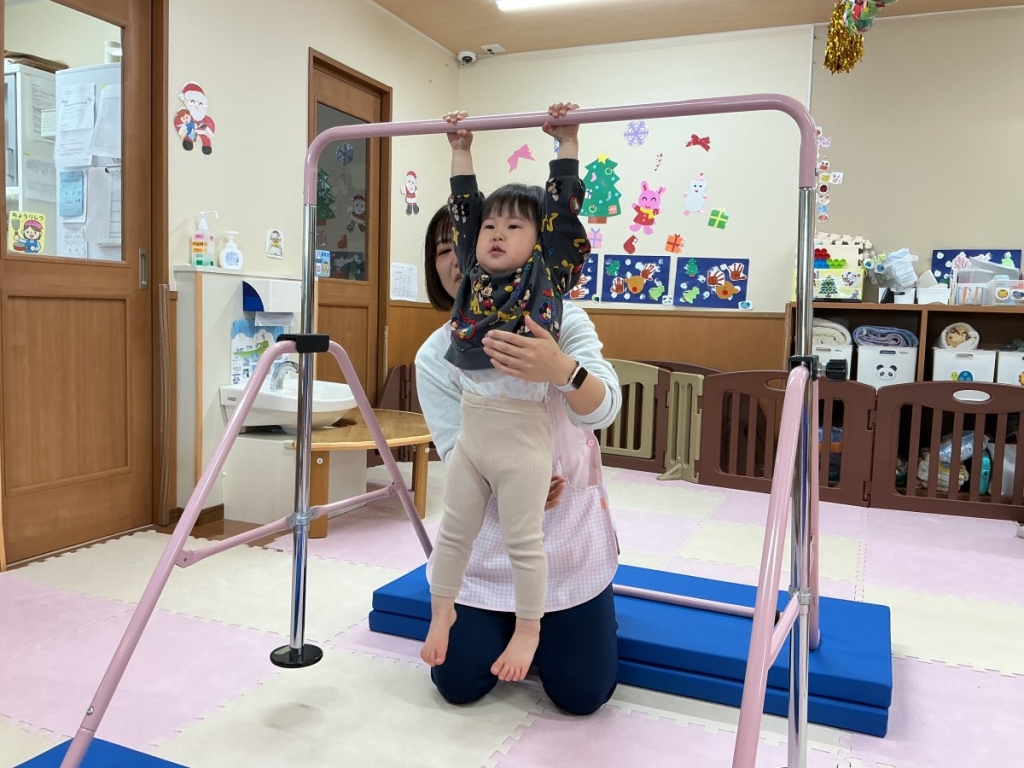 12月運動プログラム鉄棒の様子