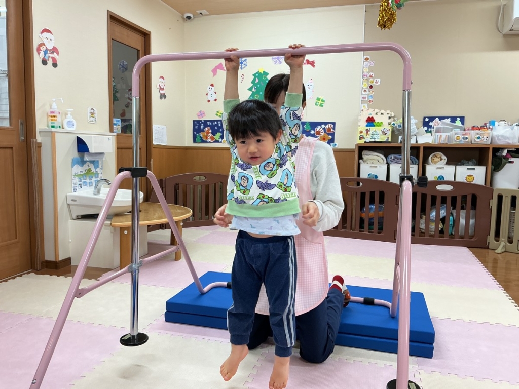 12月運動プログラム鉄棒の様子