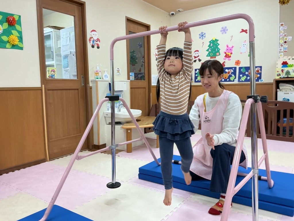 12月運動プログラム鉄棒の様子