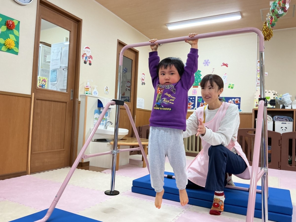 12月運動プログラム鉄棒の様子
