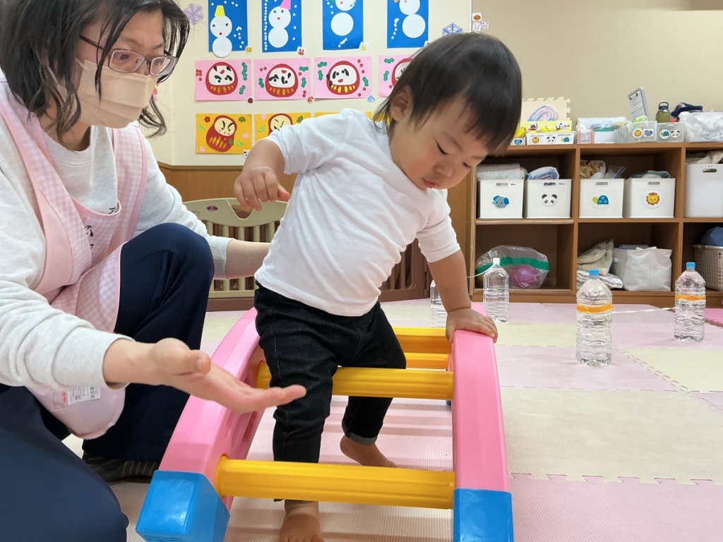 1月運動プログラム~梯子渡り遊び~①写真